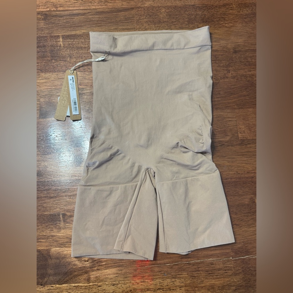 New SKIMS Thigh Short Seamless